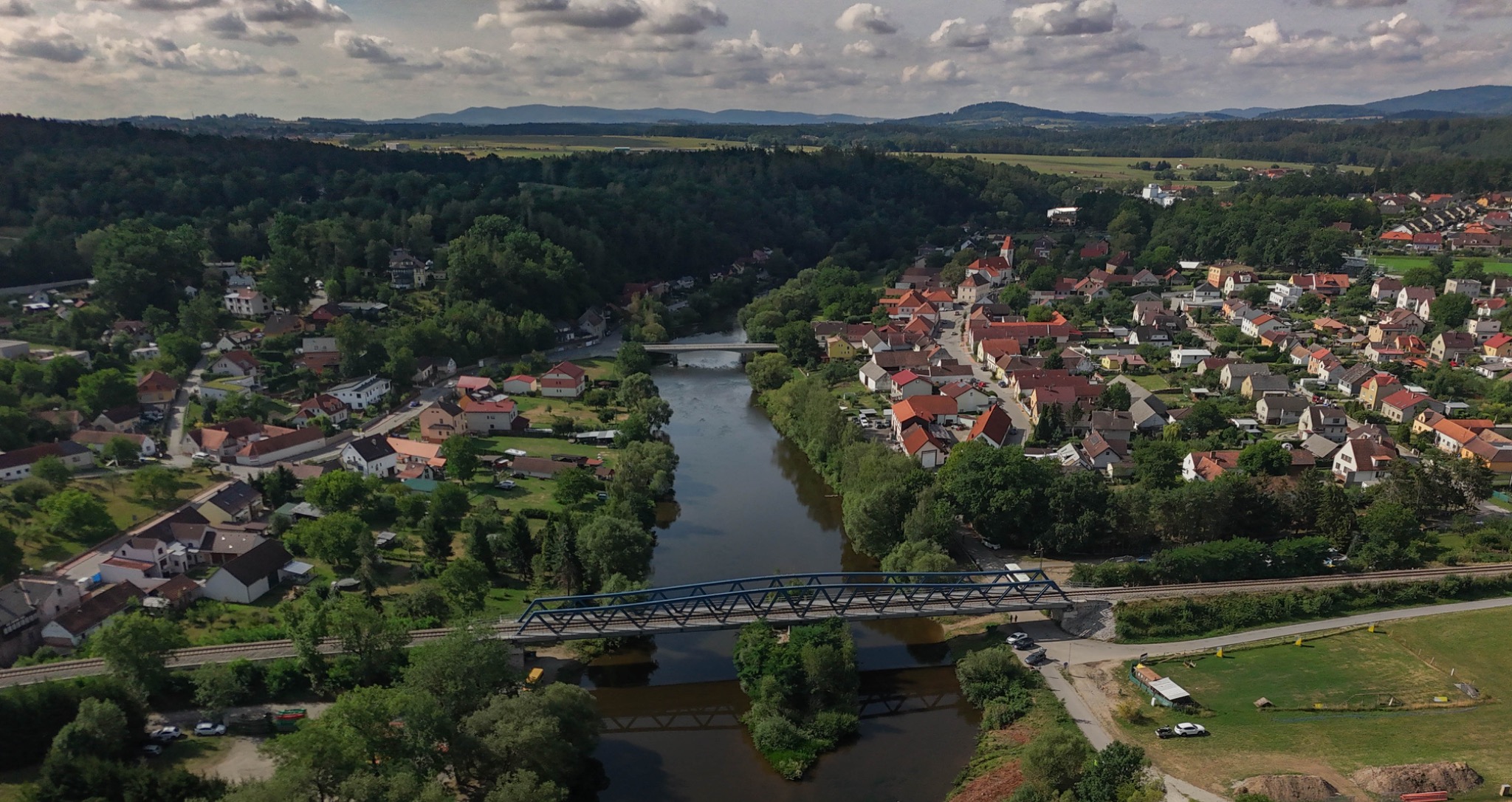 Boršov nad Vltavou z výšky, s řekou a mosty
